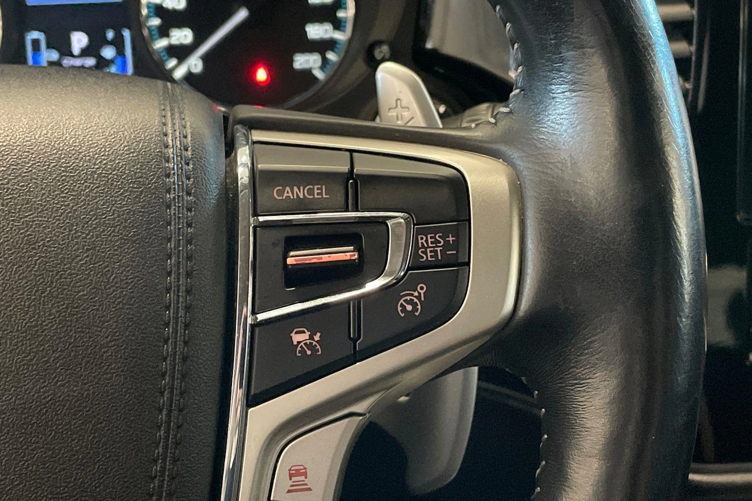 valkoinen Mitsubishi Outlander PHEV 2020 kuva 14.