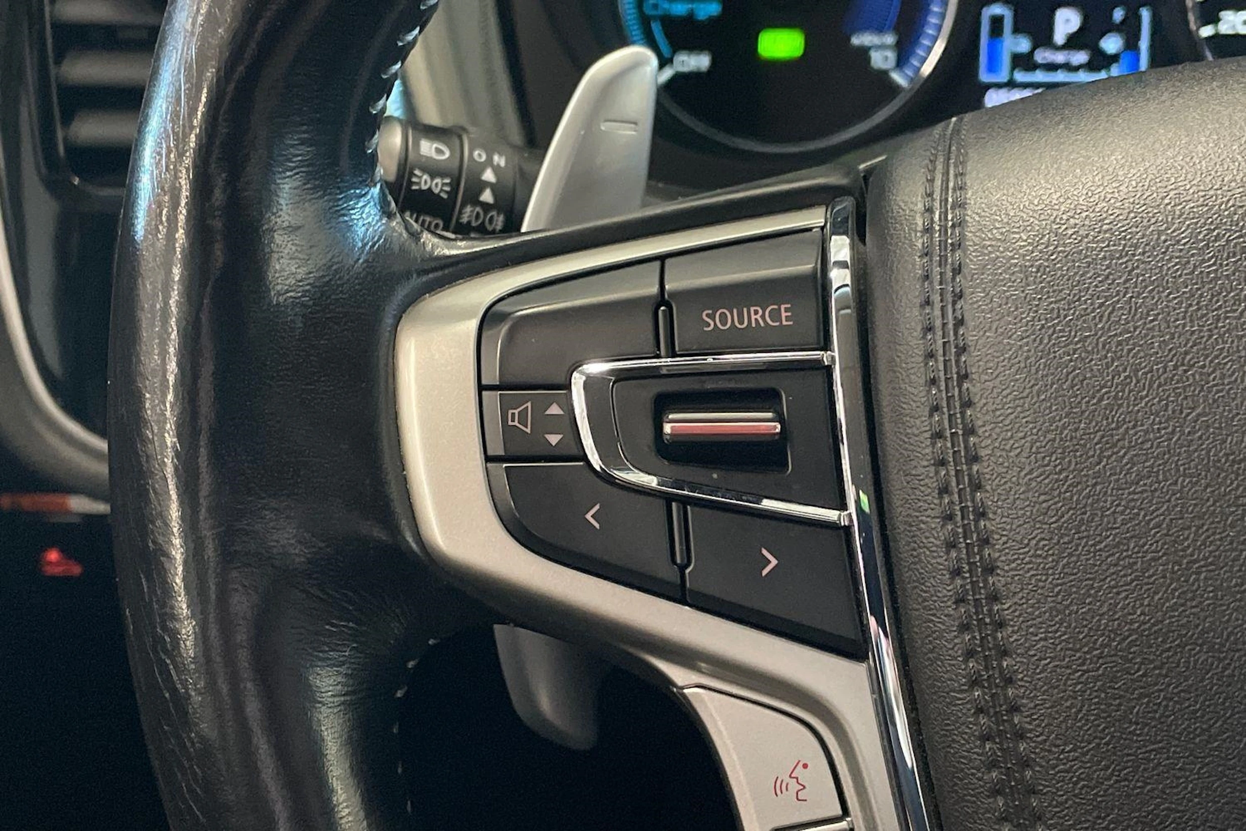 valkoinen Mitsubishi Outlander PHEV 2020 kuva 15.