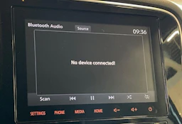 valkoinen Mitsubishi Outlander PHEV 2020 kuva 17.
