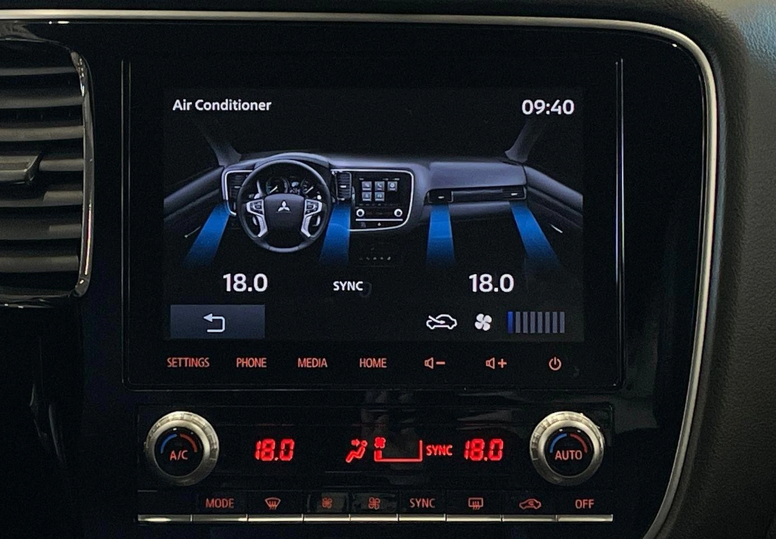 valkoinen Mitsubishi Outlander PHEV 2020 kuva 20.