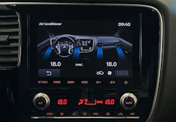 valkoinen Mitsubishi Outlander PHEV 2020 kuva 20.