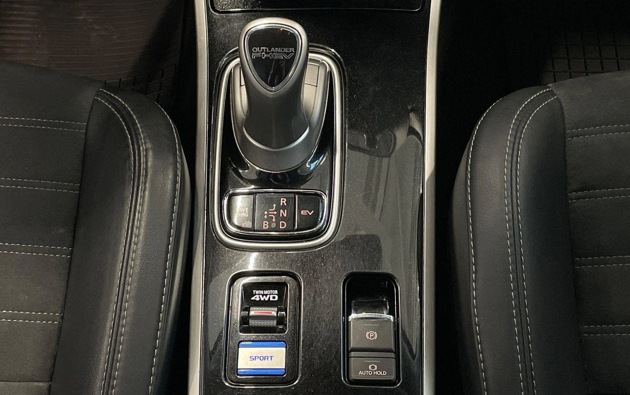 valkoinen Mitsubishi Outlander PHEV 2020 kuva 21.