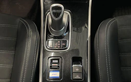 valkoinen Mitsubishi Outlander PHEV 2020 kuva 21.