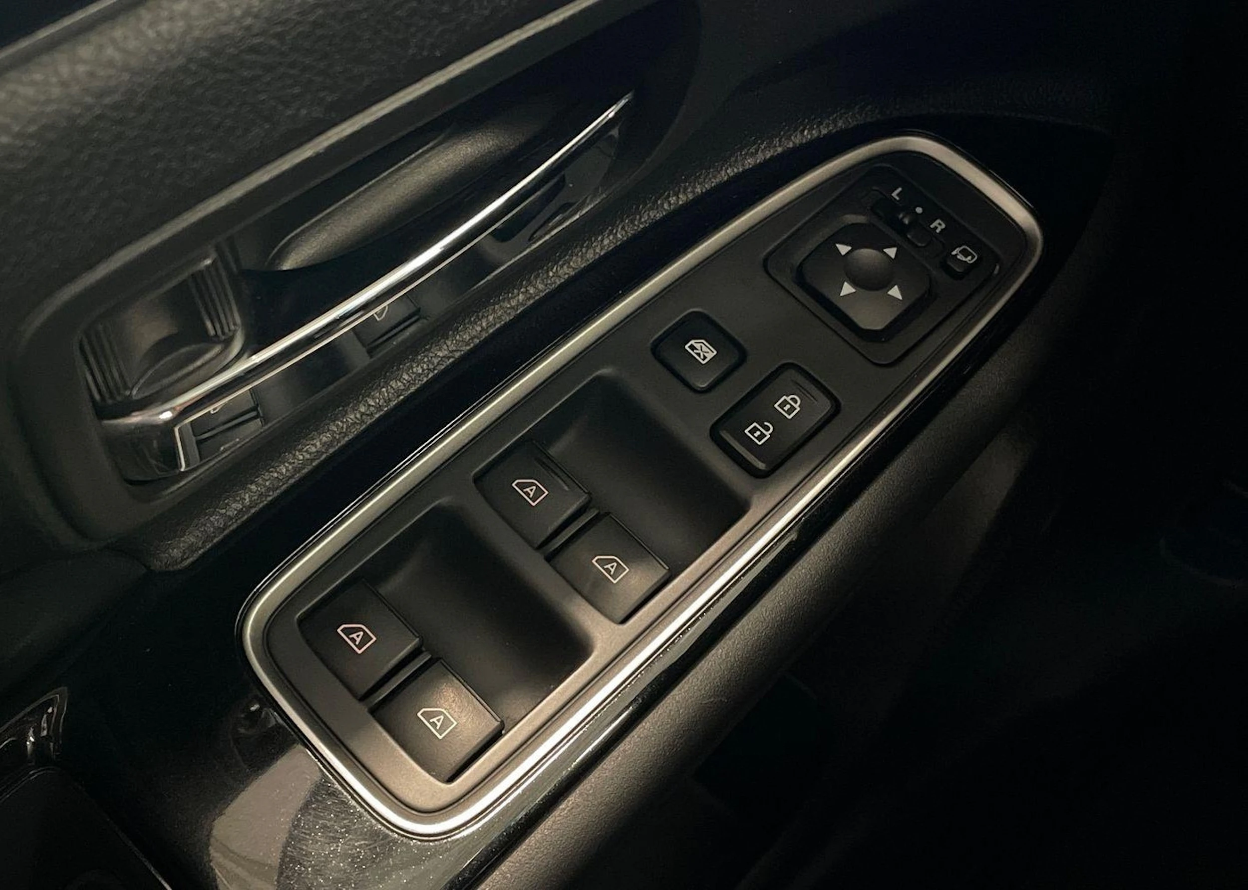 valkoinen Mitsubishi Outlander PHEV 2020 kuva 22.