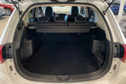 valkoinen Mitsubishi Outlander PHEV 2020 kuva 24.