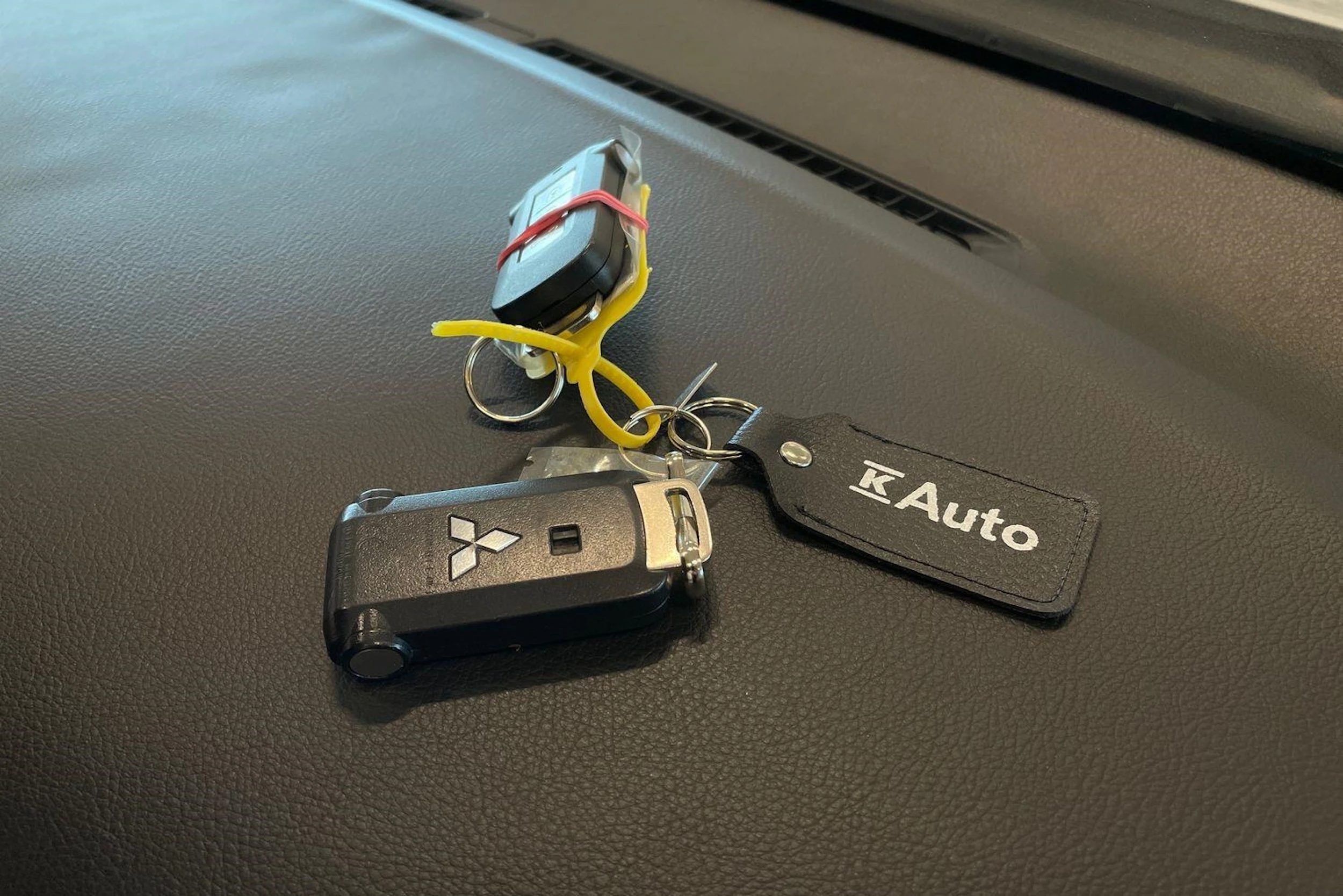 valkoinen Mitsubishi Outlander PHEV 2020 kuva 26.