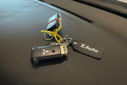 valkoinen Mitsubishi Outlander PHEV 2020 kuva 26.