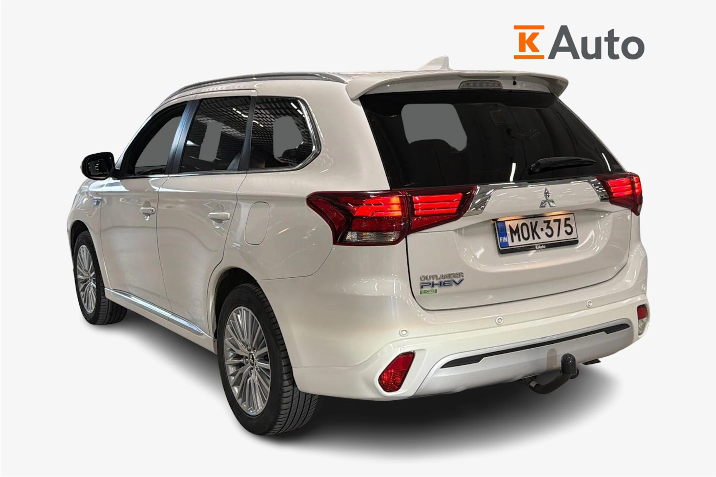 Valkoinen Mitsubishi Outlander PHEV 2020 kuva 3.