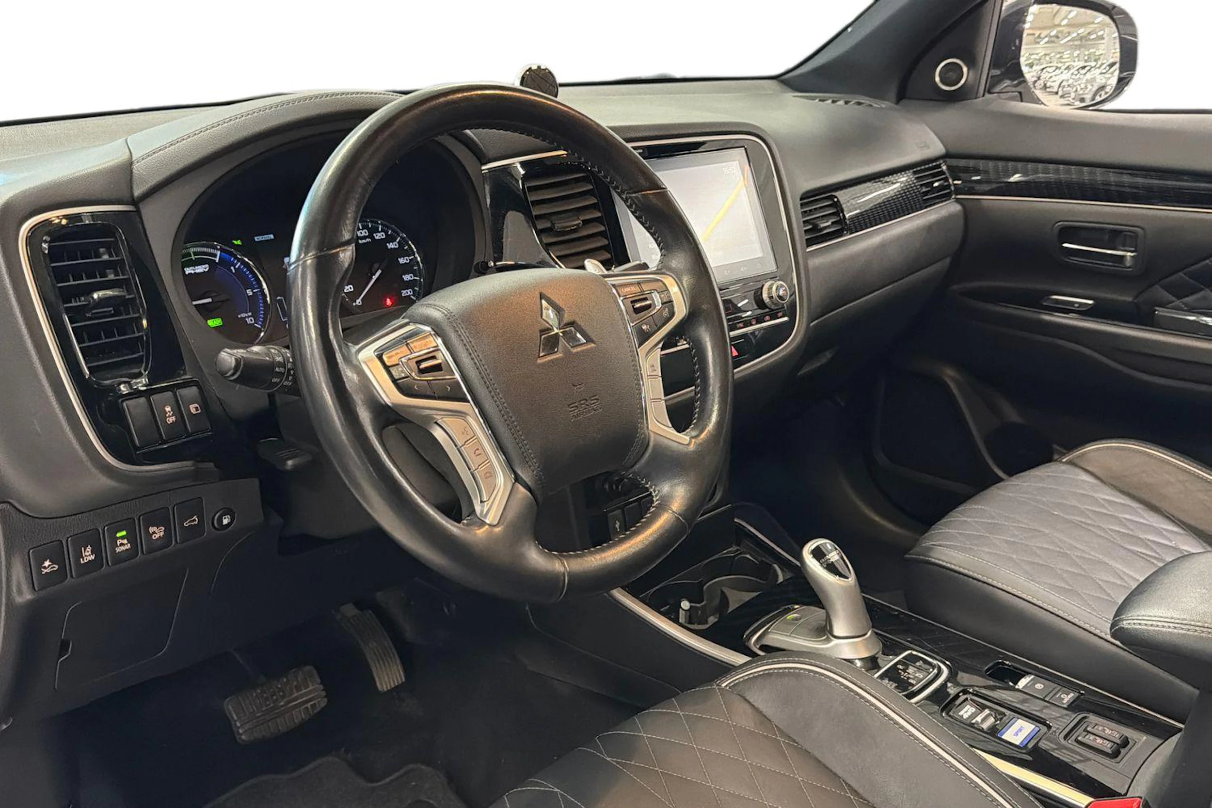 Valkoinen Mitsubishi Outlander PHEV 2020 kuva 8.