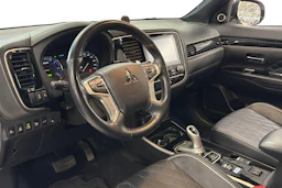 Valkoinen Mitsubishi Outlander PHEV 2020 kuva 8.