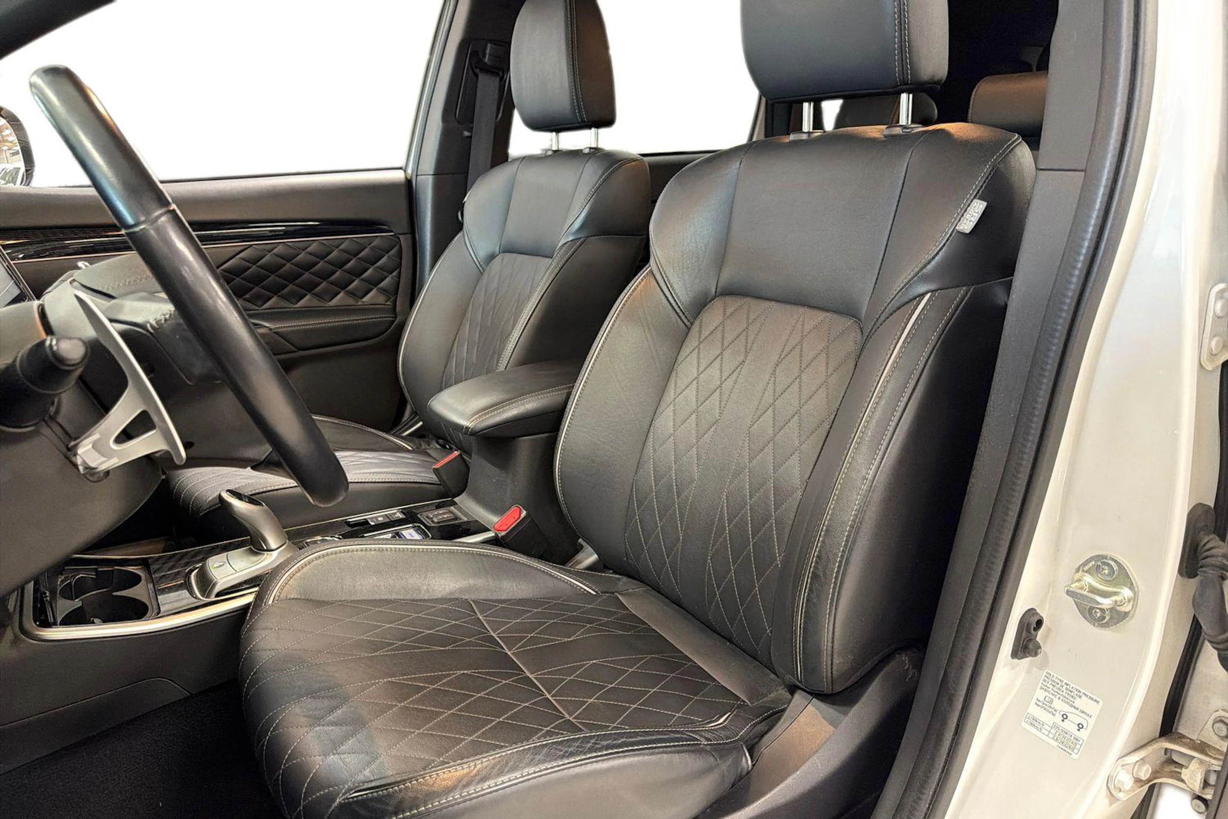 Valkoinen Mitsubishi Outlander PHEV 2020 kuva 9.