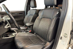 Valkoinen Mitsubishi Outlander PHEV 2020 kuva 9.