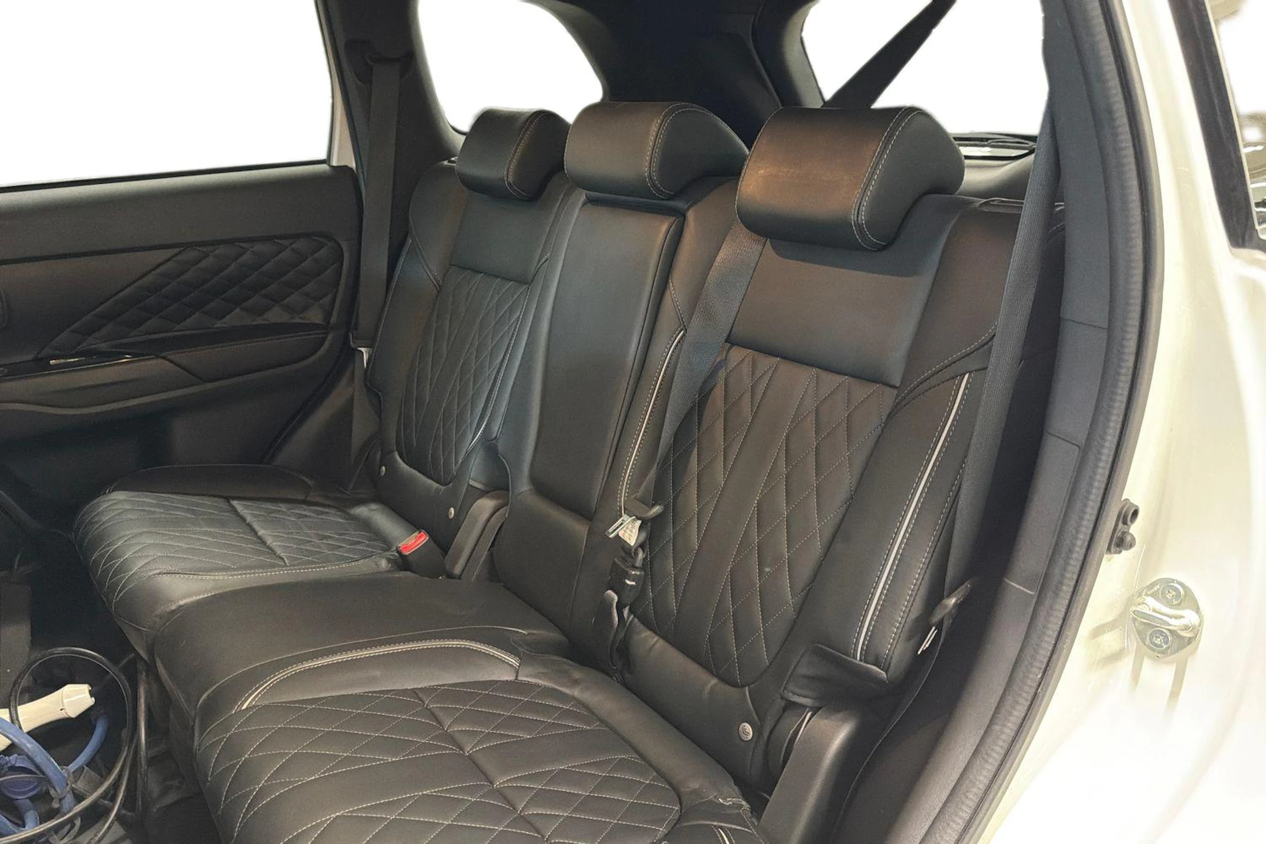 Valkoinen Mitsubishi Outlander PHEV 2020 kuva 11.