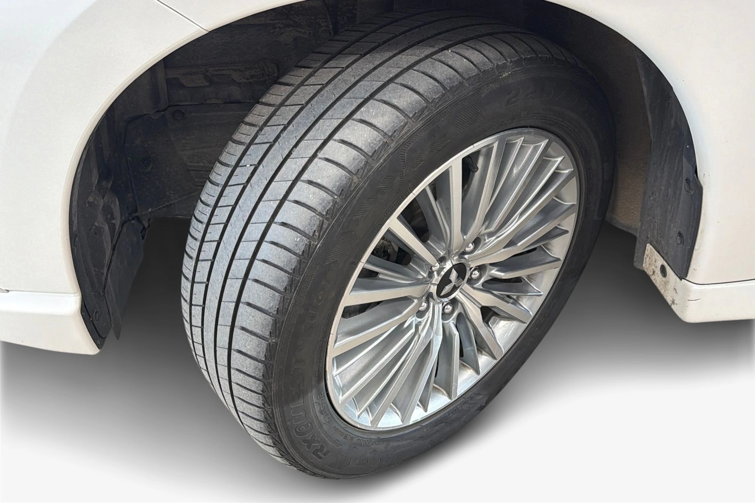 Valkoinen Mitsubishi Outlander PHEV 2020 kuva 12.