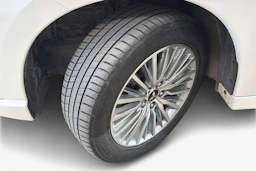 Valkoinen Mitsubishi Outlander PHEV 2020 kuva 12.