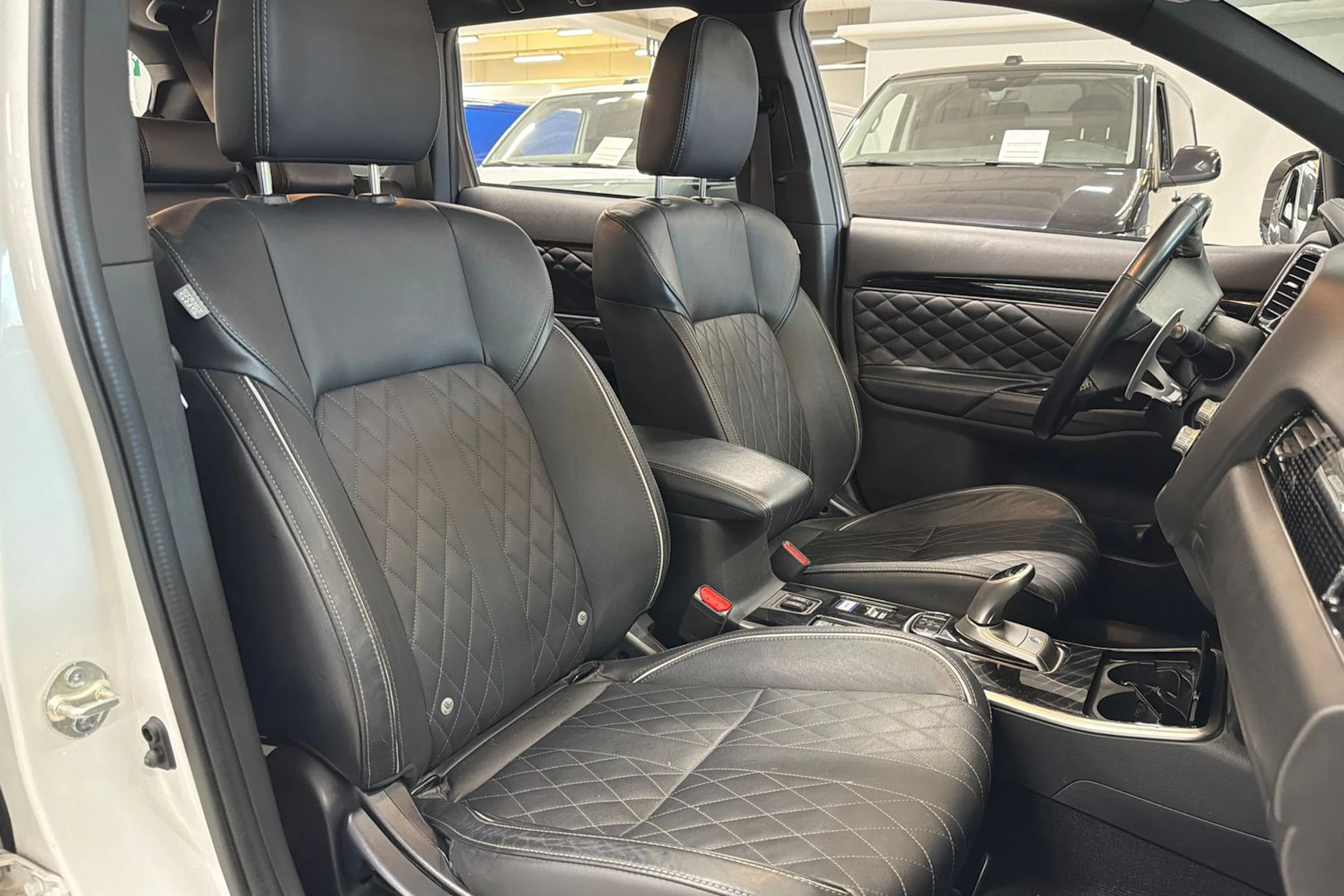 Valkoinen Mitsubishi Outlander PHEV 2020 kuva 15.