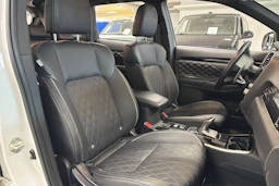 Valkoinen Mitsubishi Outlander PHEV 2020 kuva 15.