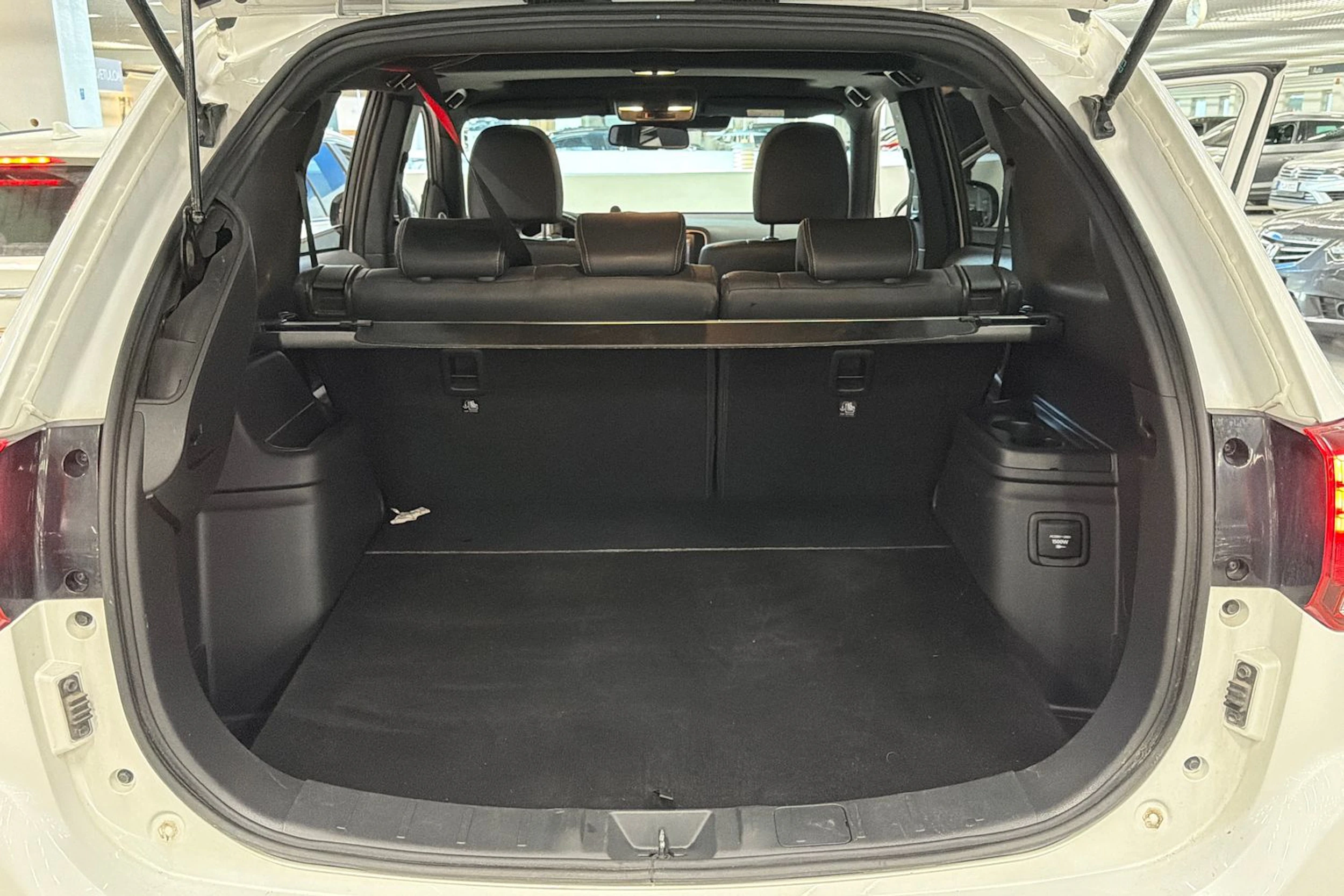 Valkoinen Mitsubishi Outlander PHEV 2020 kuva 16.