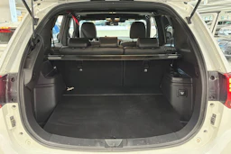 Valkoinen Mitsubishi Outlander PHEV 2020 kuva 16.