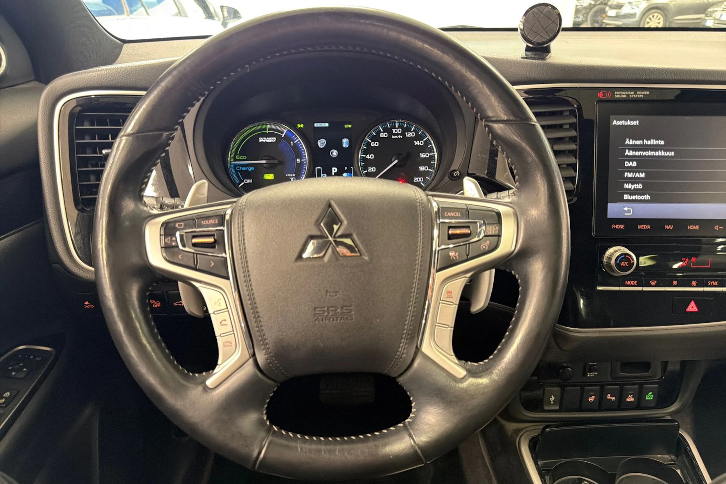 Valkoinen Mitsubishi Outlander PHEV 2020 kuva 17.