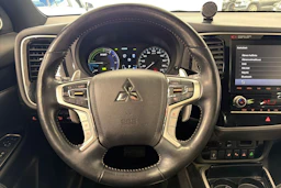 Valkoinen Mitsubishi Outlander PHEV 2020 kuva 17.