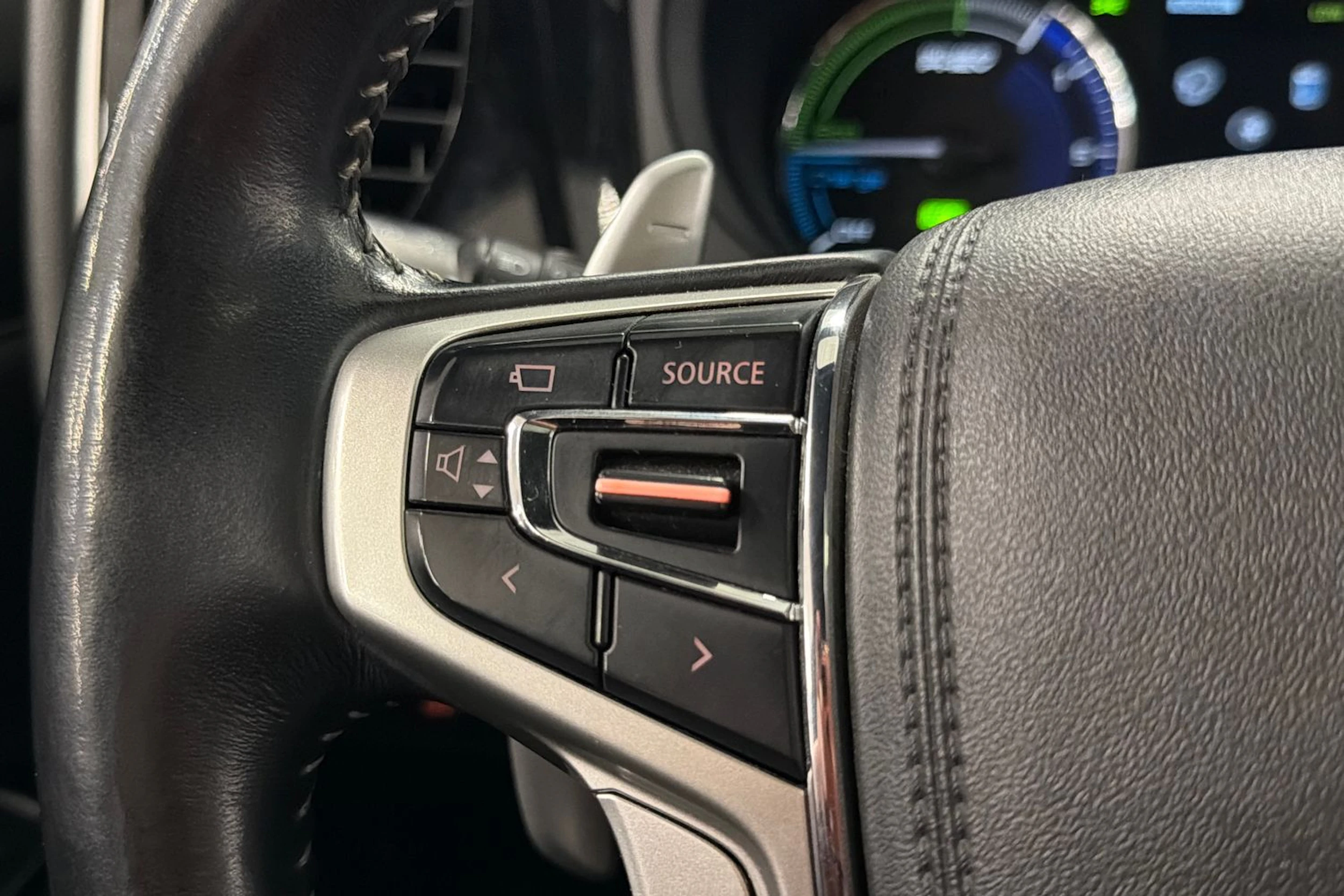 Valkoinen Mitsubishi Outlander PHEV 2020 kuva 18.