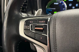 Valkoinen Mitsubishi Outlander PHEV 2020 kuva 18.