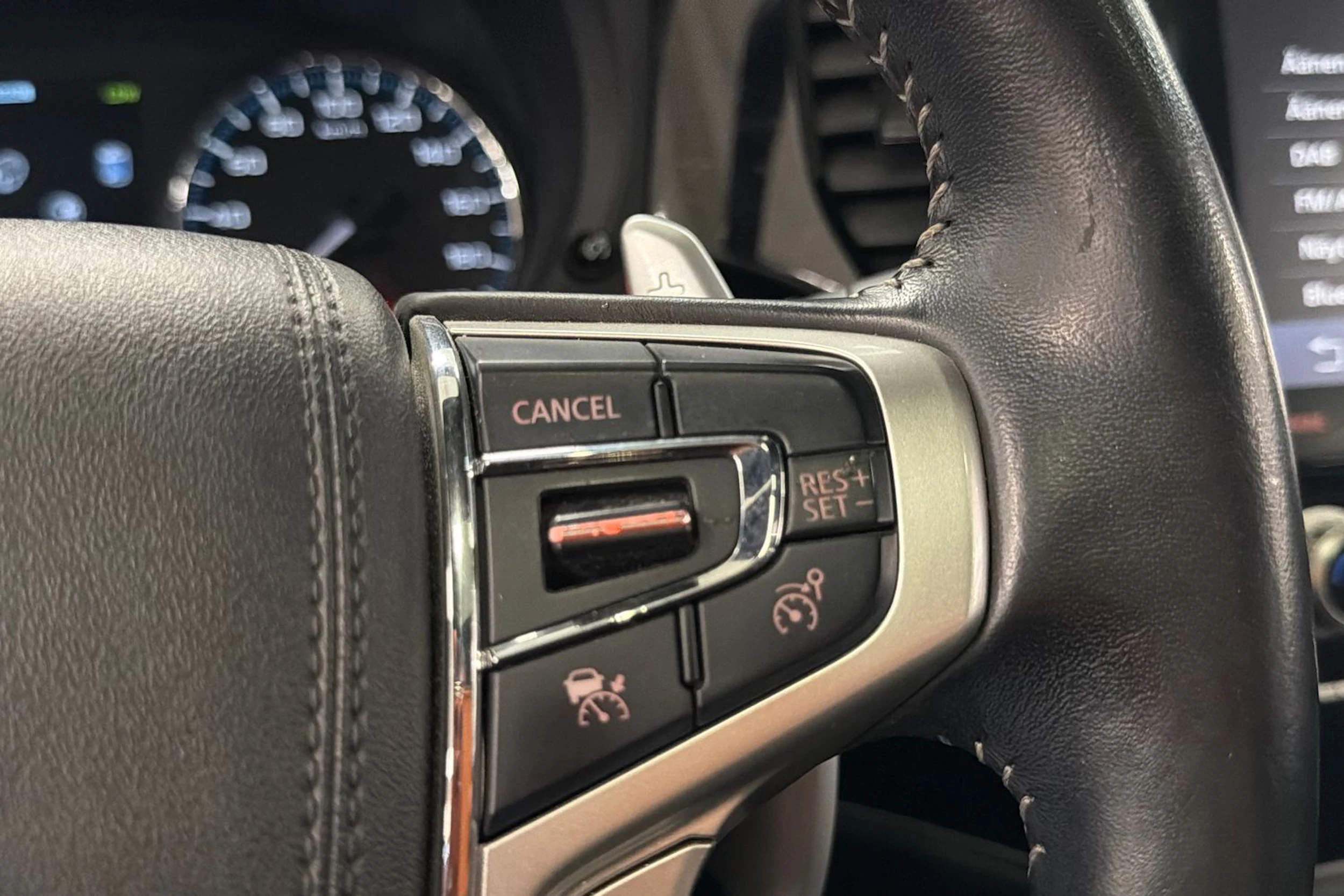 Valkoinen Mitsubishi Outlander PHEV 2020 kuva 19.