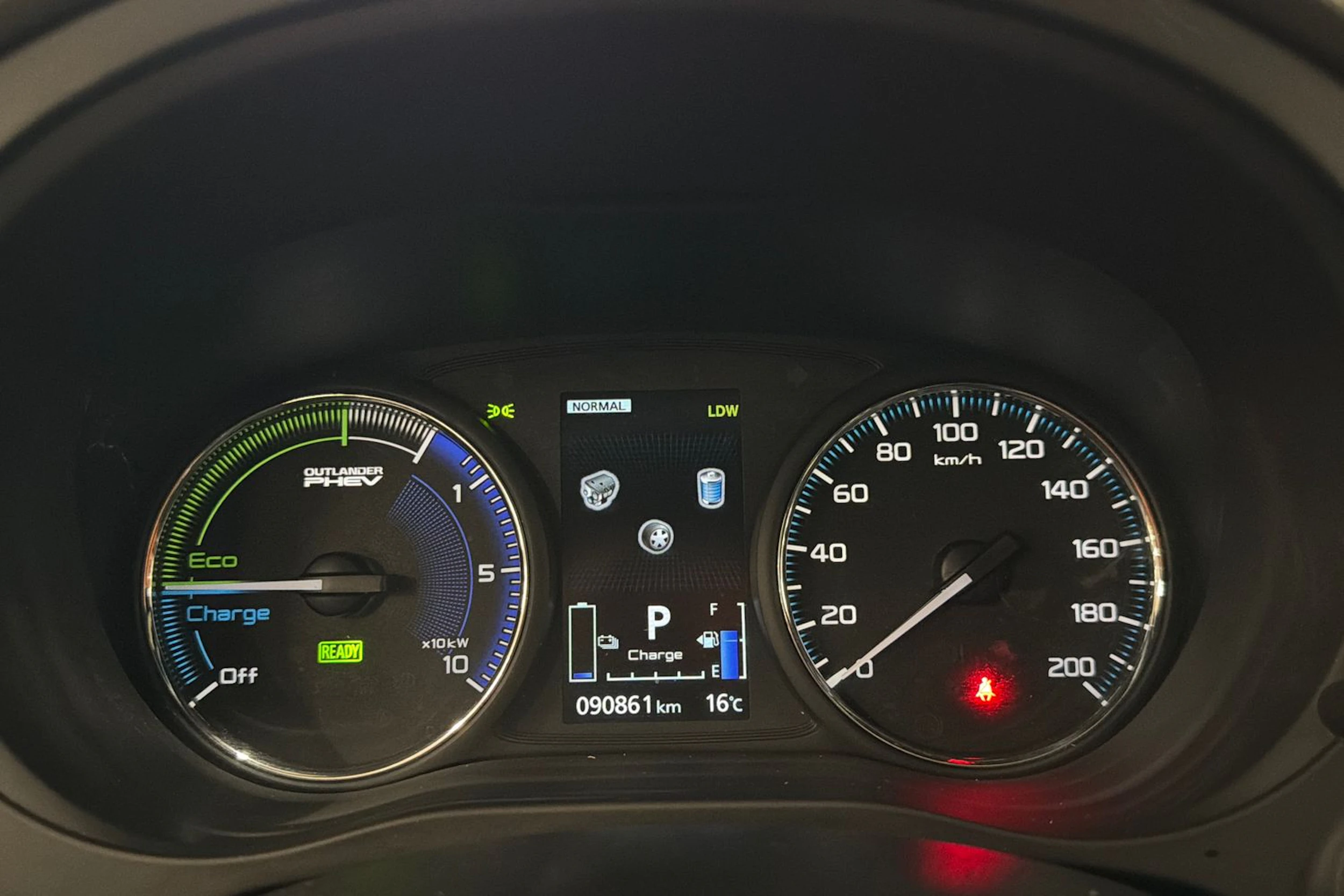 Valkoinen Mitsubishi Outlander PHEV 2020 kuva 20.