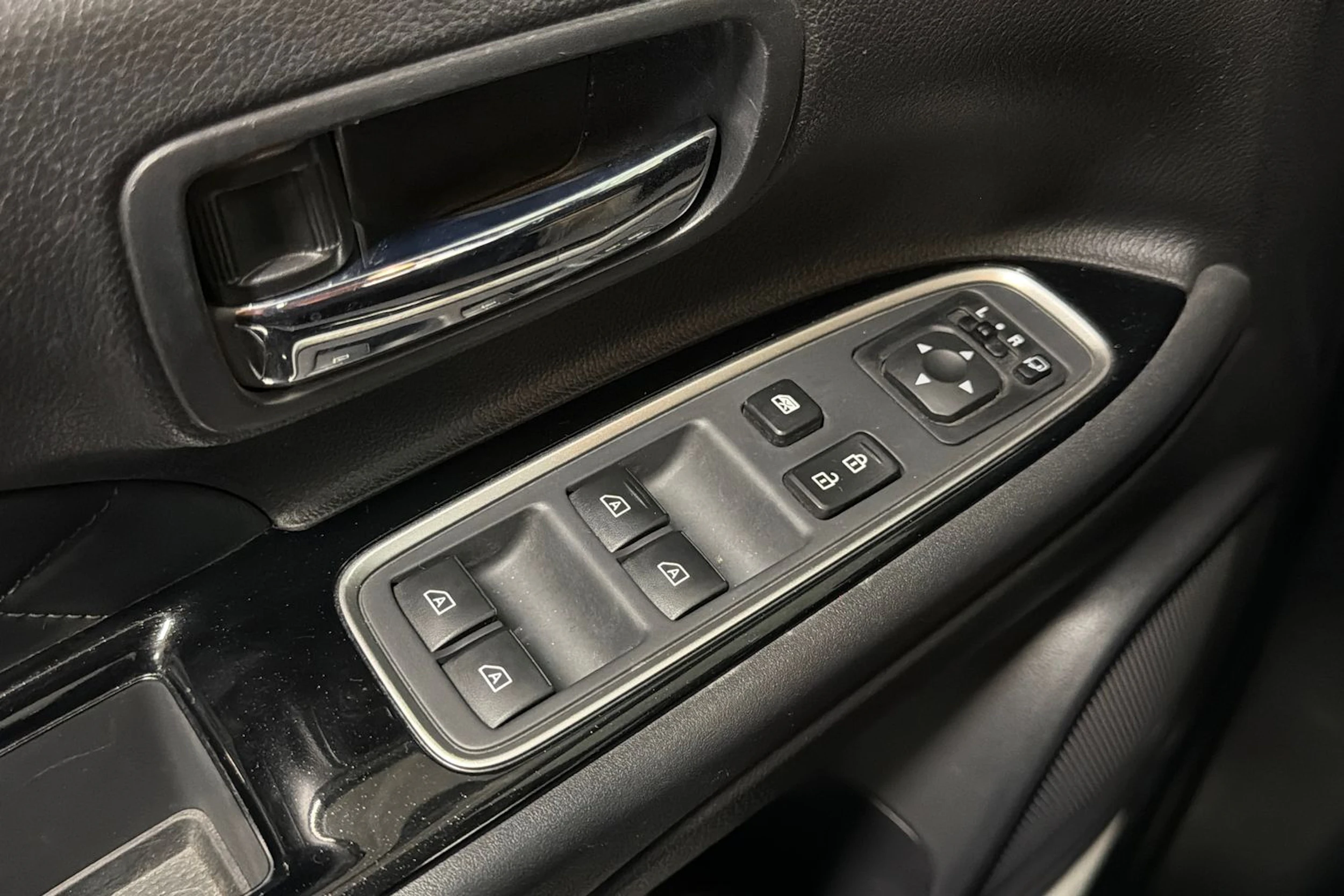 Valkoinen Mitsubishi Outlander PHEV 2020 kuva 22.