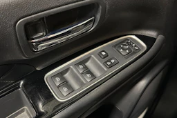 Valkoinen Mitsubishi Outlander PHEV 2020 kuva 22.