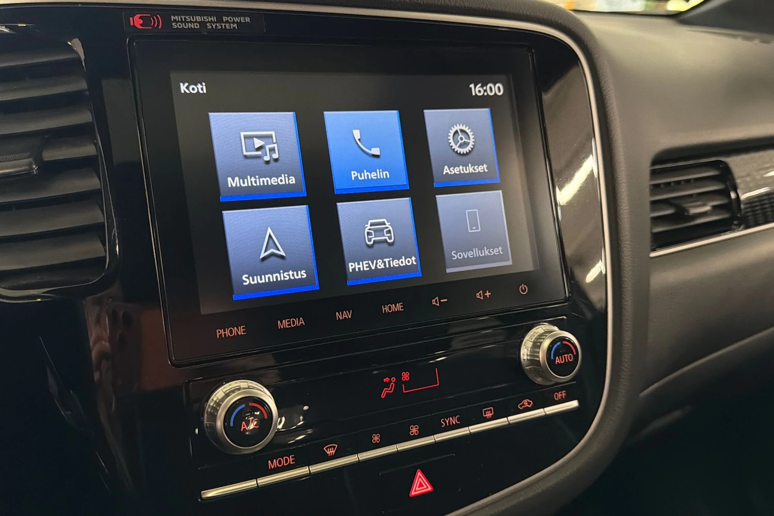 Valkoinen Mitsubishi Outlander PHEV 2020 kuva 23.