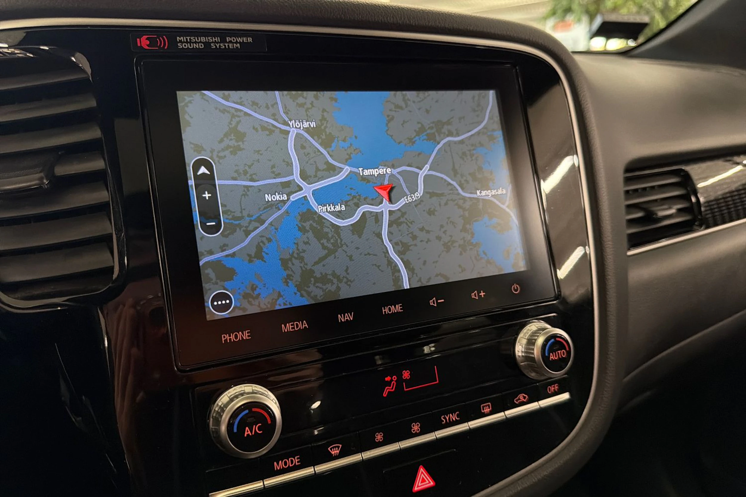 Valkoinen Mitsubishi Outlander PHEV 2020 kuva 24.