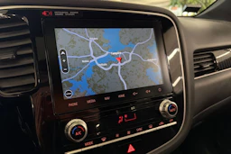 Valkoinen Mitsubishi Outlander PHEV 2020 kuva 24.