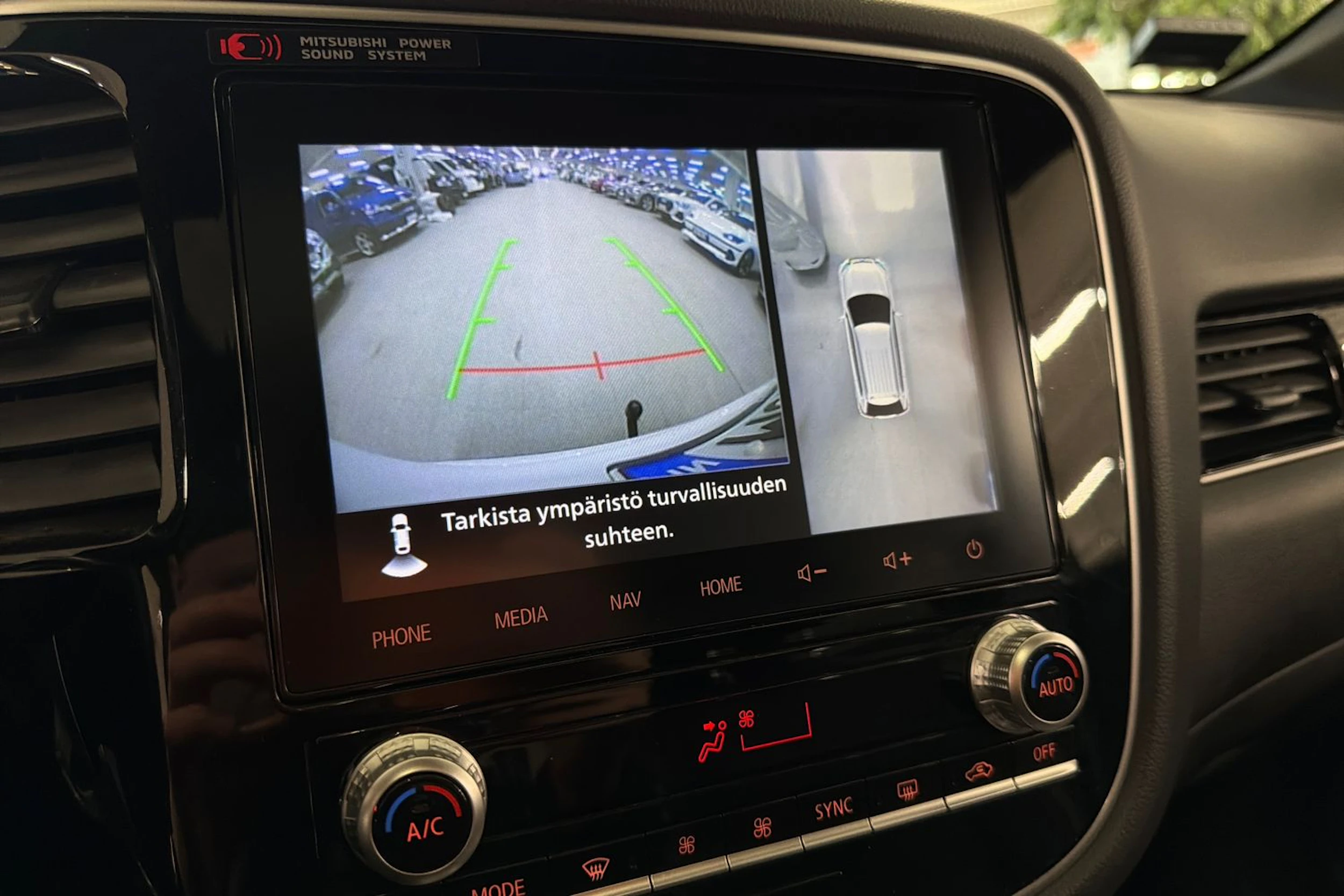 Valkoinen Mitsubishi Outlander PHEV 2020 kuva 25.