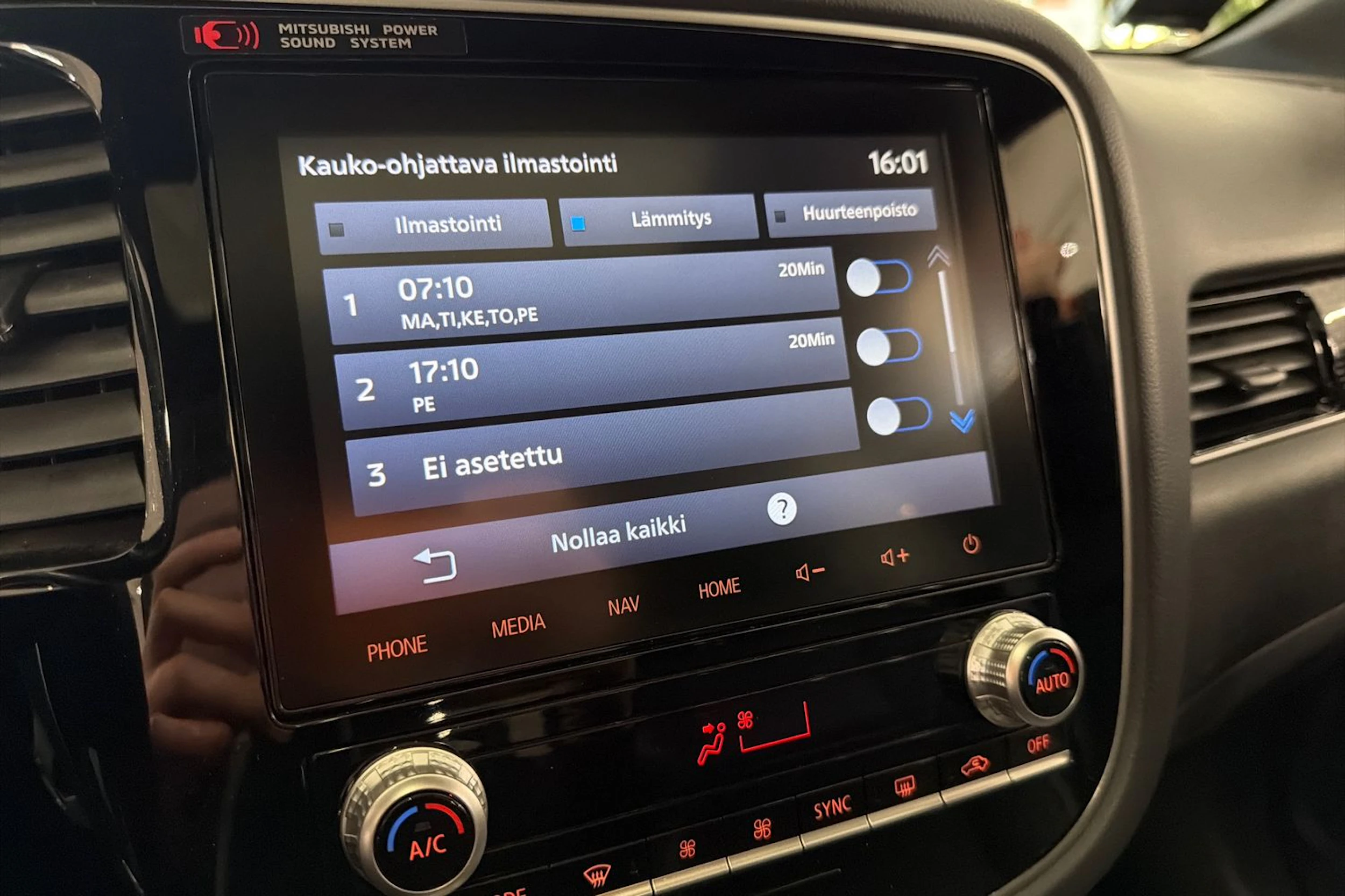 Valkoinen Mitsubishi Outlander PHEV 2020 kuva 26.