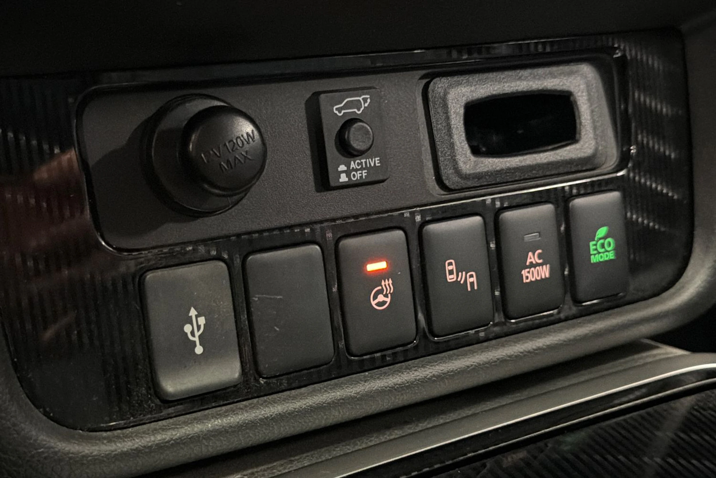 Valkoinen Mitsubishi Outlander PHEV 2020 kuva 27.