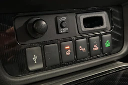 Valkoinen Mitsubishi Outlander PHEV 2020 kuva 27.