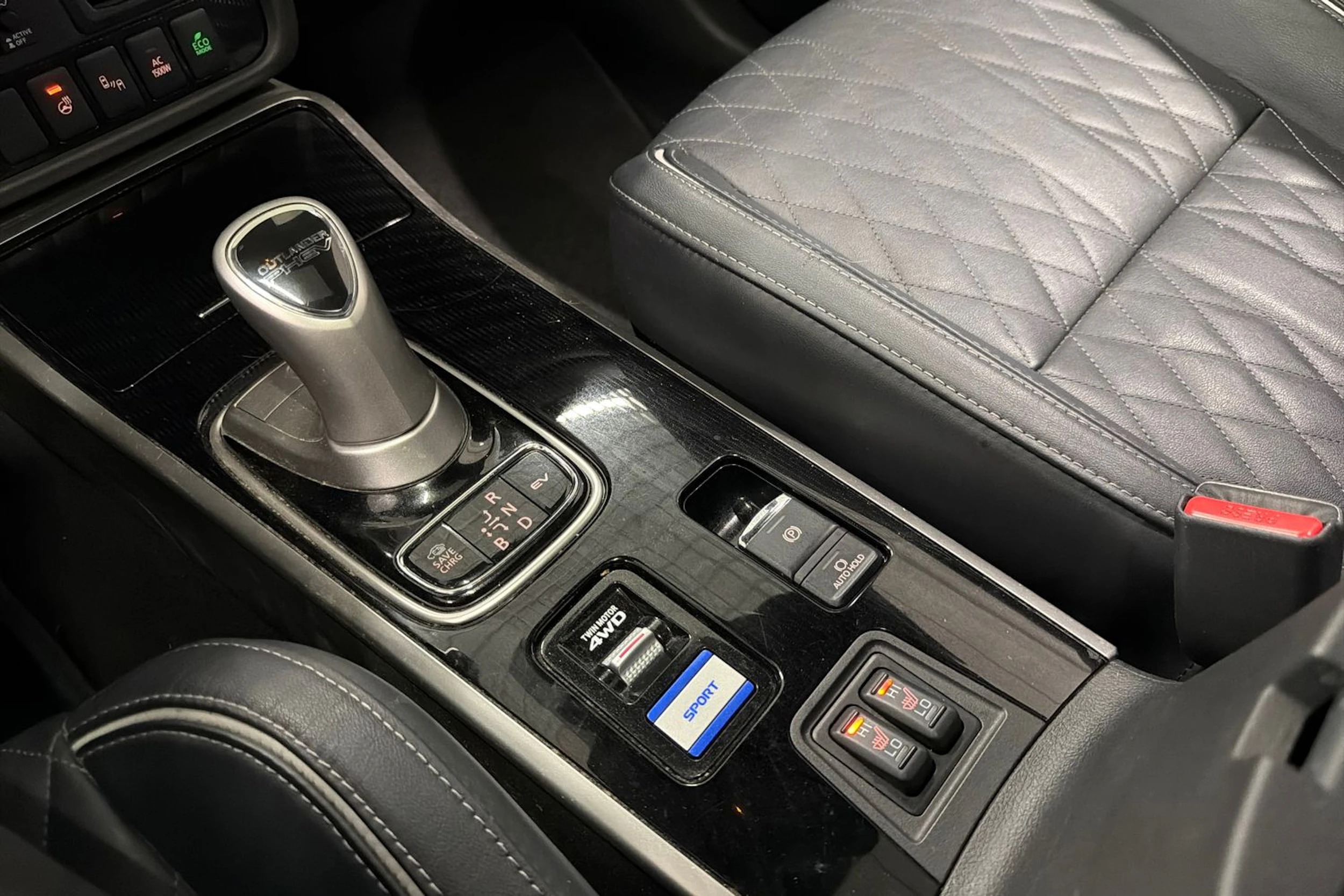 Valkoinen Mitsubishi Outlander PHEV 2020 kuva 28.