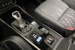 Valkoinen Mitsubishi Outlander PHEV 2020 kuva 28.