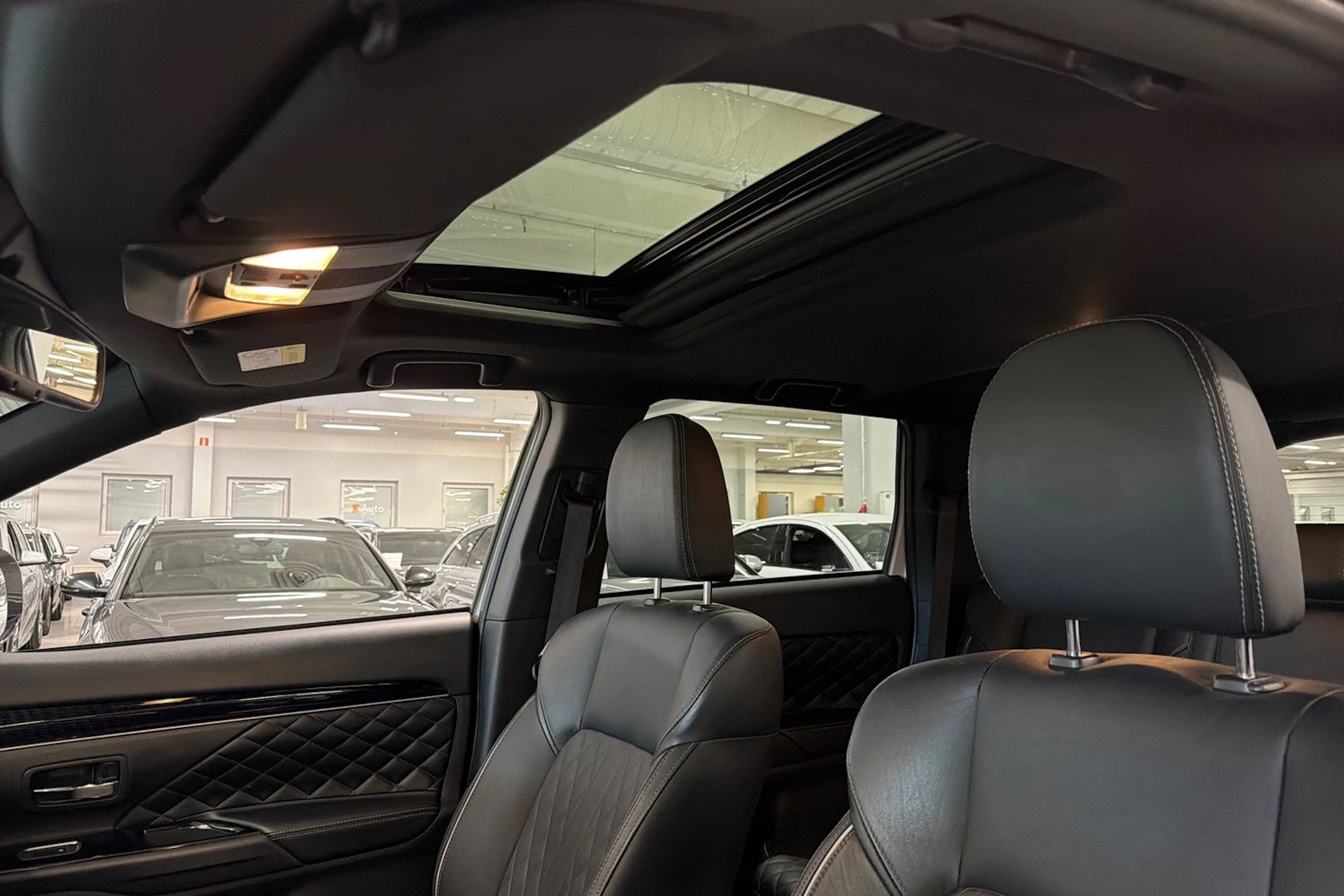 Valkoinen Mitsubishi Outlander PHEV 2020 kuva 29.