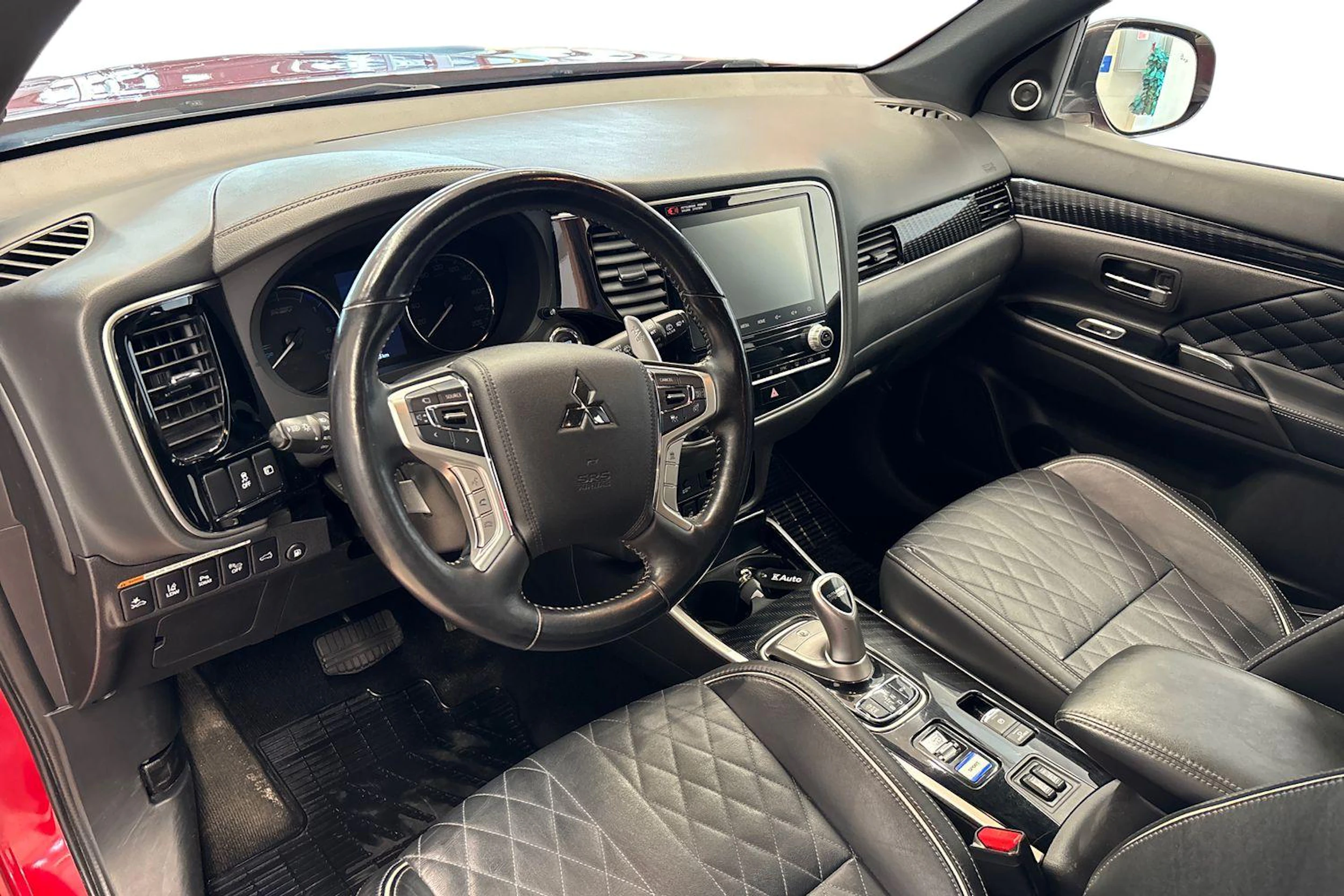 Punainen Mitsubishi Outlander PHEV 2020 kuva 8.