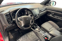 Punainen Mitsubishi Outlander PHEV 2020 kuva 8.