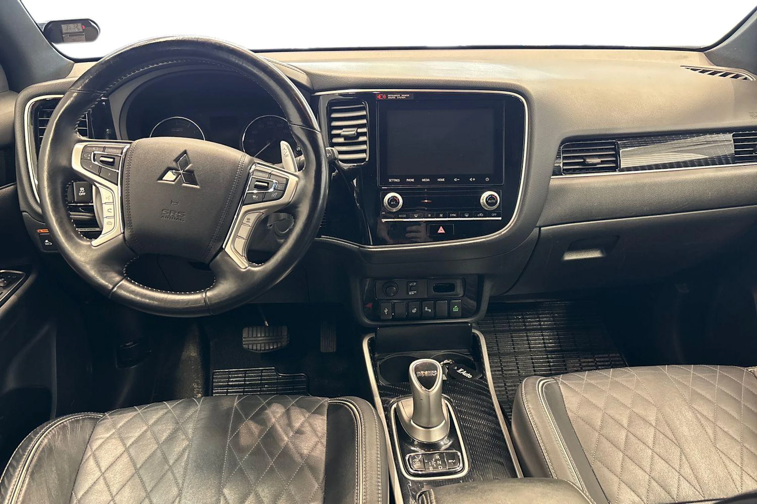 Punainen Mitsubishi Outlander PHEV 2020 kuva 9.