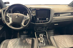 Punainen Mitsubishi Outlander PHEV 2020 kuva 9.
