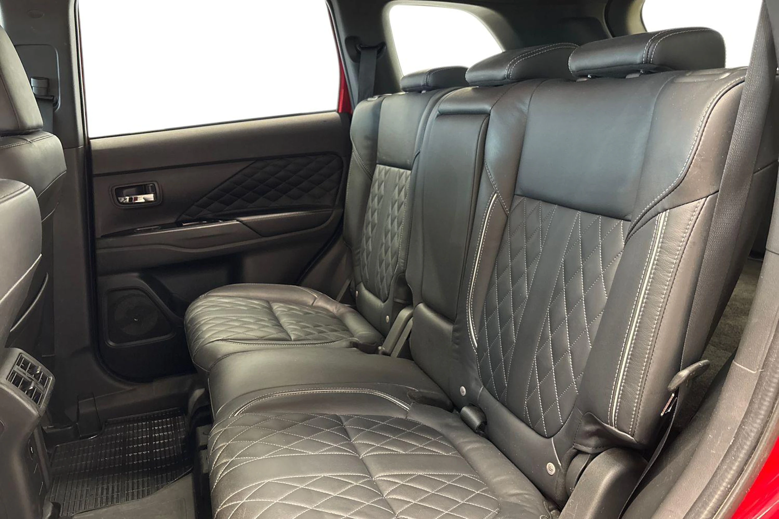 Punainen Mitsubishi Outlander PHEV 2020 kuva 11.