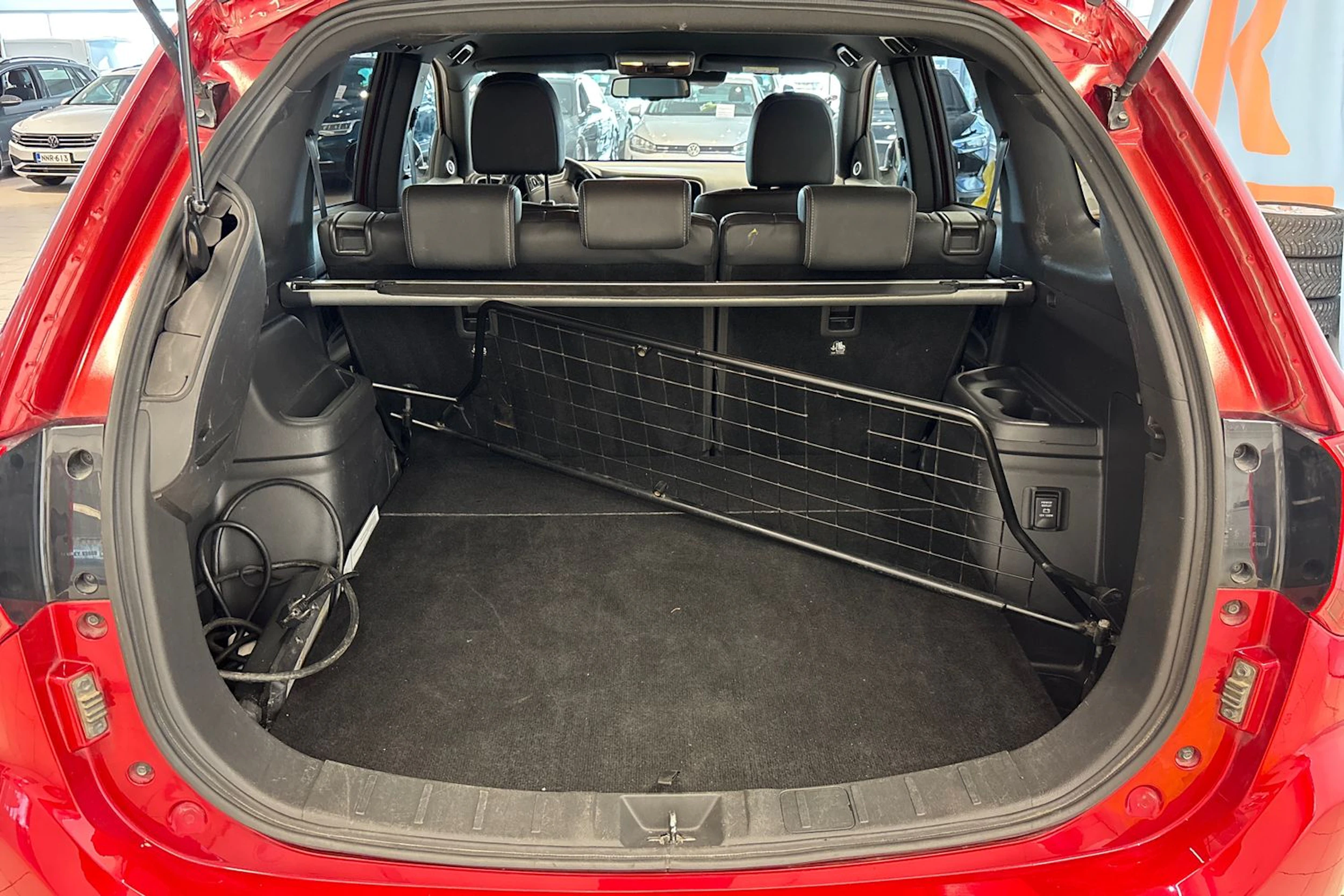 Punainen Mitsubishi Outlander PHEV 2020 kuva 17.