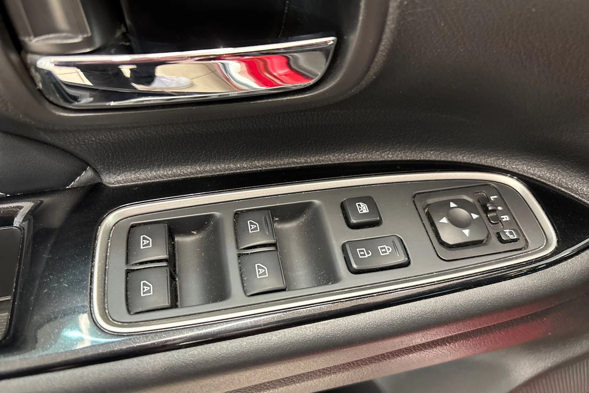 Punainen Mitsubishi Outlander PHEV 2020 kuva 20.