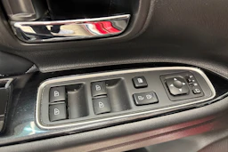 Punainen Mitsubishi Outlander PHEV 2020 kuva 20.