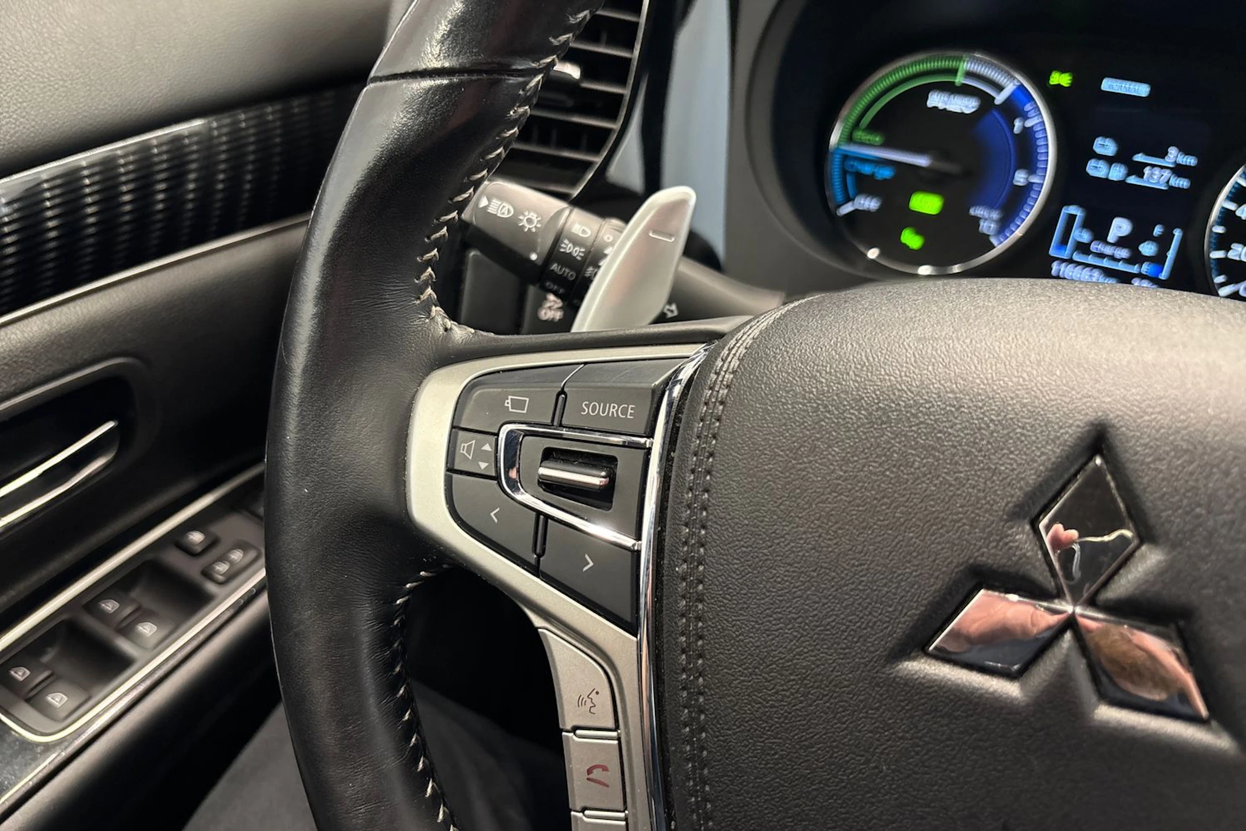 Punainen Mitsubishi Outlander PHEV 2020 kuva 22.